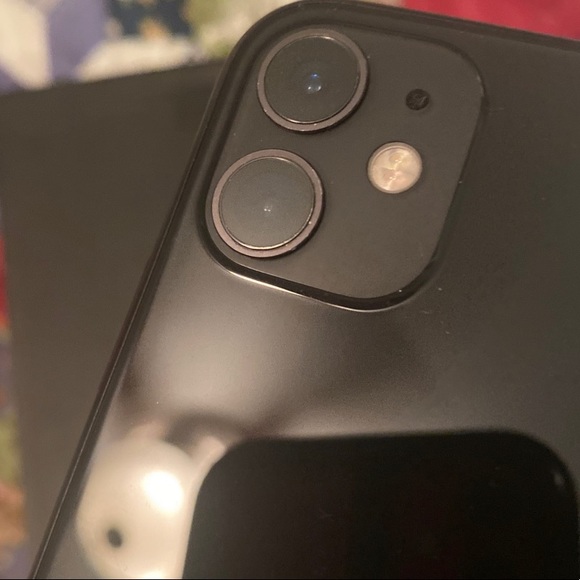 Unlocked iphone 11 mint condition - Picture 3 of 4